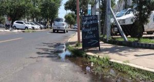 Poça de água preocupa moradores da Vila Xavier e pacientes da UPA Buraco 48