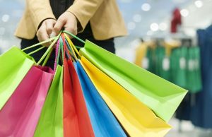 Após duas altas, intenção de consumo recua em outubro COMPRASS