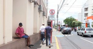 Pacientes da Oncologia esperam por transporte sob sol Cancer 26