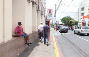 Pacientes da Oncologia esperam por transporte sob sol Cancer 26