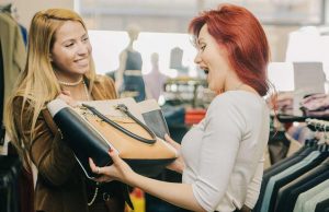 Confederação prevê 76 mil novas vagas temporárias para final do ano VENDEDORA BOLSA MULHER COMPRA