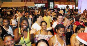 Árvore de 12 metros, feita com garrafas PET, é atração no centro da cidade Arvore de Natal 54