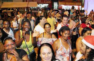 Árvore de 12 metros, feita com garrafas PET, é atração no centro da cidade Arvore de Natal 54
