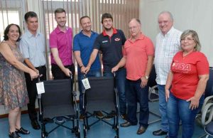 Liga do Inter entrega cadeiras de rodas arrecadadas com o evento esportivo Cadeiras de Rodas 60