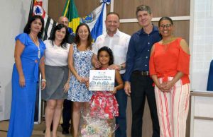 Educação lança livro que registra trabalhos escolares sobre os 200 anos de Araraquara Livro 57
