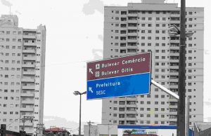Novas placas de sinalização turística começam a ser instaladas na cidade PLACAS