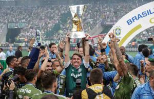 Bolsonaro entrega taça de campeão ao Palmeiras Palmeiras 52