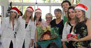 Papai Noel aposentado visita a maternidade para levar o espírito natalino Papai Noel Gota 57