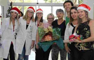 Papai Noel aposentado visita a maternidade para levar o espírito natalino Papai Noel Gota 57