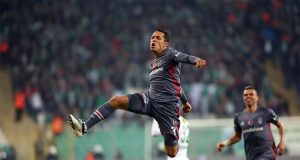 Santos vai atrás do lateral Adriano, ex-Barcelona adriano besiktas
