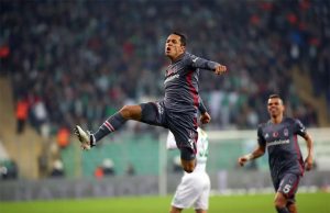 Santos vai atrás do lateral Adriano, ex-Barcelona adriano besiktas