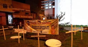 Prefeitura aproveita cruzes que simbolizam mortos da dengue para fazer campanha Dengue 106
