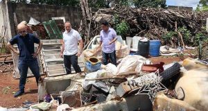 Até o prefeito sai caçando mosquito da dengue em prédios e terrenos abandonados Edinho 101