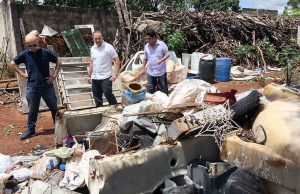 Até o prefeito sai caçando mosquito da dengue em prédios e terrenos abandonados Edinho 101