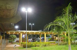 Prefeitura conclui remodelação da iluminação na Praça Lívio Abramo Teatro 100