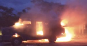 Assaltantes explodem carro forte na região Carro forte queimado