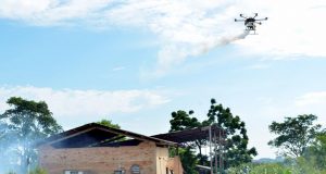 Operação contra dengue aplica inseticida e realiza limpeza de área de reciclagem clandestina Drone recicla
