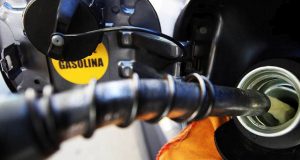Gasolina acumula alta de 3,5% em um mês Gasolina alta 20
