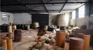 Prefeito e Vigilância Epidemiológica verificam denúncia em imóvel abandonado Imovel IQG