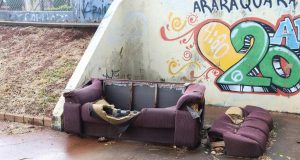 Praça ‘João Bernal’ no Jardim Dom Pedro I precisa de manutenção Sofa na praca2