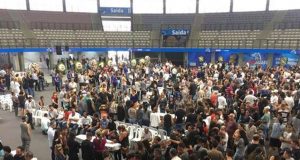 Centenas se reúnem para velório de vítimas de atiradores em Suzano Velorio coletivo suzano