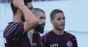Tony fala de experiência e elogia trabalho de Vinícius Munhoz tony treino