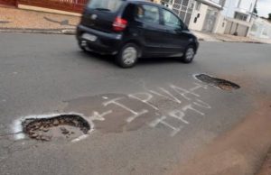 Manifestantes preparam ofensiva contra “os buracos” e uso do dinheiro público Buraco Araraquara 128