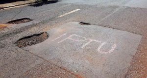 Moradores de Araraquara pintam buracos por toda a cidade Buracos IPTU