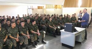 Edinho pede ajuda aos novos atiradores do Tiro de Guerra no combate a dengue Prefeito e TG