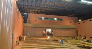 Prefeito vistoria conclusão do revestimento acústico do Teatro Teatro 120