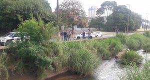 Acidente no córrego da expressa poderia ter sido evitado carro corrego
