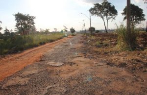 Falta de asfalto dificulta acesso ao Iguatemi Asfalto Iguatemi