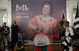 Ao som de sucessos, fãs e amigos se despedem de Beth Carvalho Beth Carvalho Morte