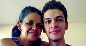 Persistência para estudar Odontologia vendendo doces na faculdade Luis 137