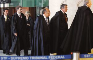 Em terra de bolsa família STF se farta de lagostas e vinhos importados Stf lagosta