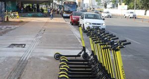 Ainda sem regras, patinetes elétricos invadem cidades patinete Capa