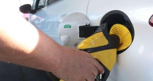 Petrobras anuncia redução de 3% no preço da gasolina nas refinarias Baixa de comb