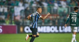 Grêmio vira pra cima do Palmeiras e vai à semi da Libertadores