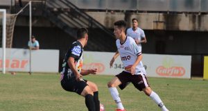 Em jogo maluco, Ferroviária vira e se mantém 100% na Copa Paulista