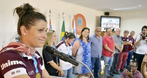 Guerreiras Grenás comemoram conquista visitando Prefeitura