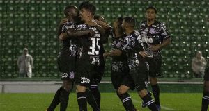 Corinthians vence Chapecoense em jogo atrasado do Brasileirão
