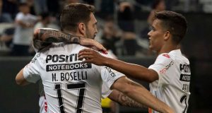 Corinthians bate Avaí e sobe no G8 do Brasileirão