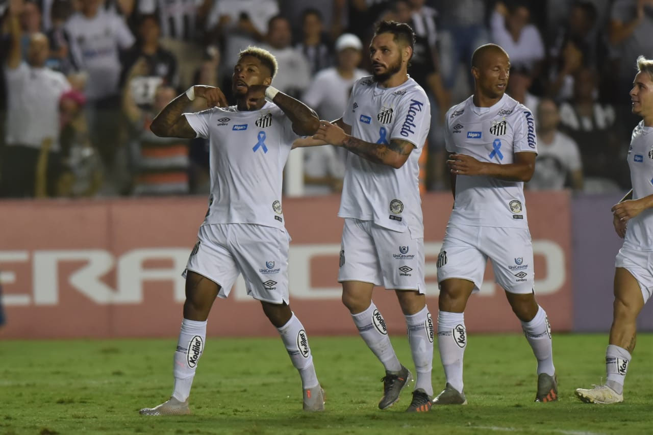 Cruzeiro vence o Santos no Independência e dorme na liderança do Brasileirão