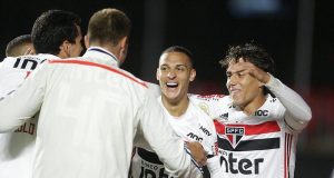 São Paulo vence Vasco e fica no G6 do Brasileirão; Palmeiras perde