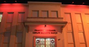Câmara Municipal recebe iluminação especial no Dezembro Vermelho