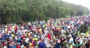 Invasão sobre bicicletas: 50 mil descem até Santos pedalando