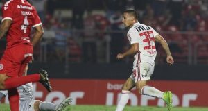 São Paulo vence Internacional e confirma fase de grupos na Libertadores