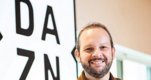 Morre, aos 40 anos, o narrador Cadu Cortez, do DAZN