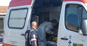 Acidentalmente, mulher prensa marido na parede com o carro