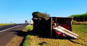 Motorista perde controle e caminhão-baú tomba na Washington Luís